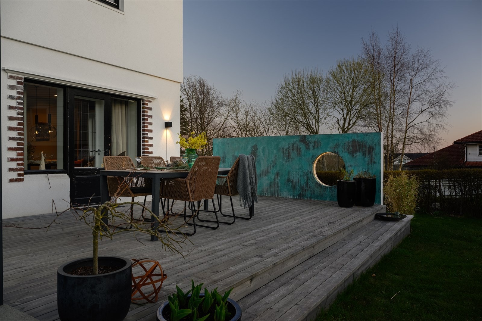 Stor terrasse med gode solforhold. Flott hagestue. Galleribilde