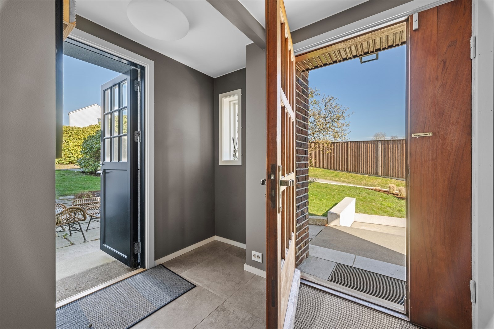 Velkommen inn i et vakkert familiehjem med rene linjer, høy standard og god fleksibilitet. Galleribilde