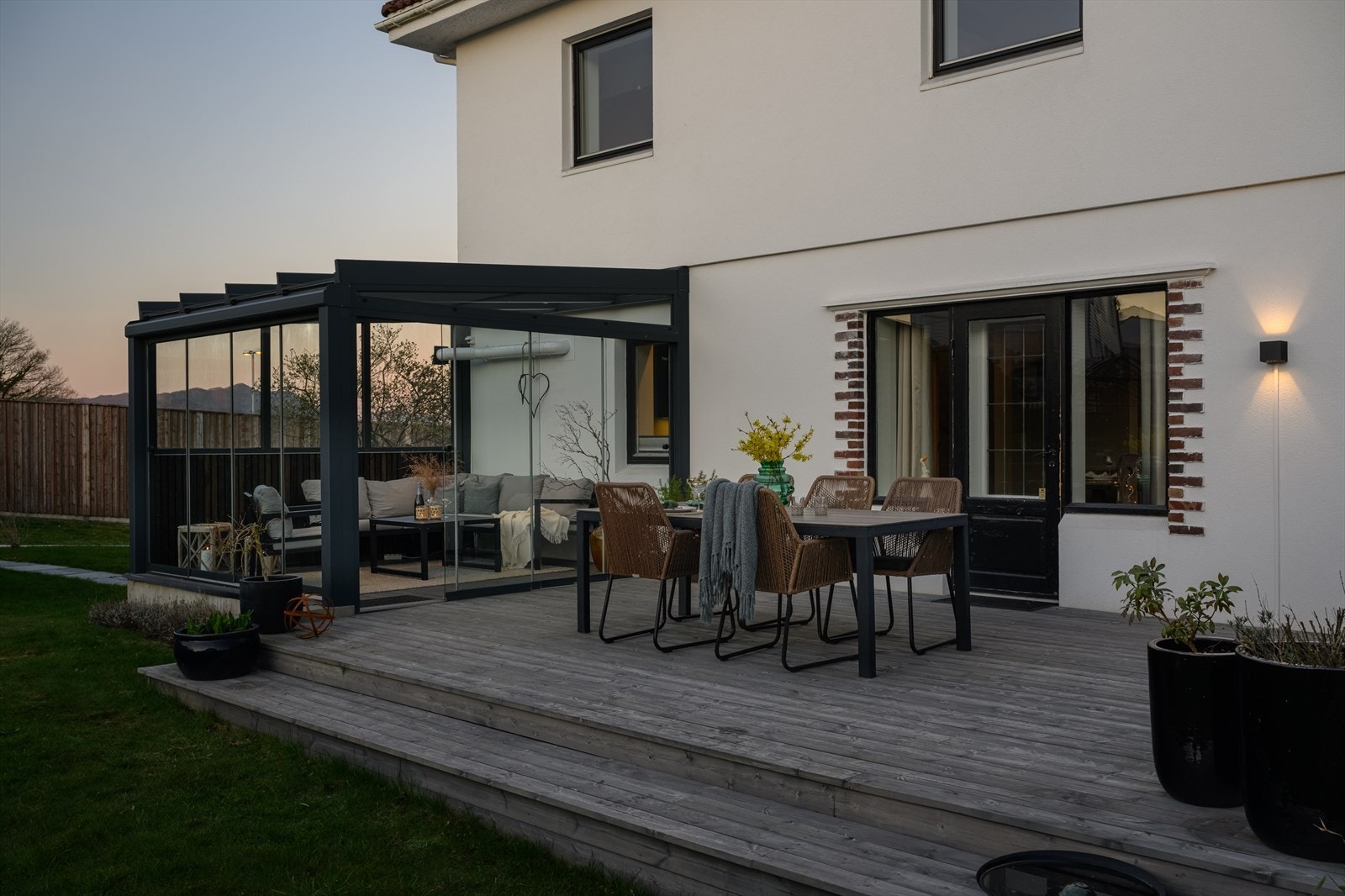 Stor terrasse med gode solforhold. Flott hagestue. Galleribilde