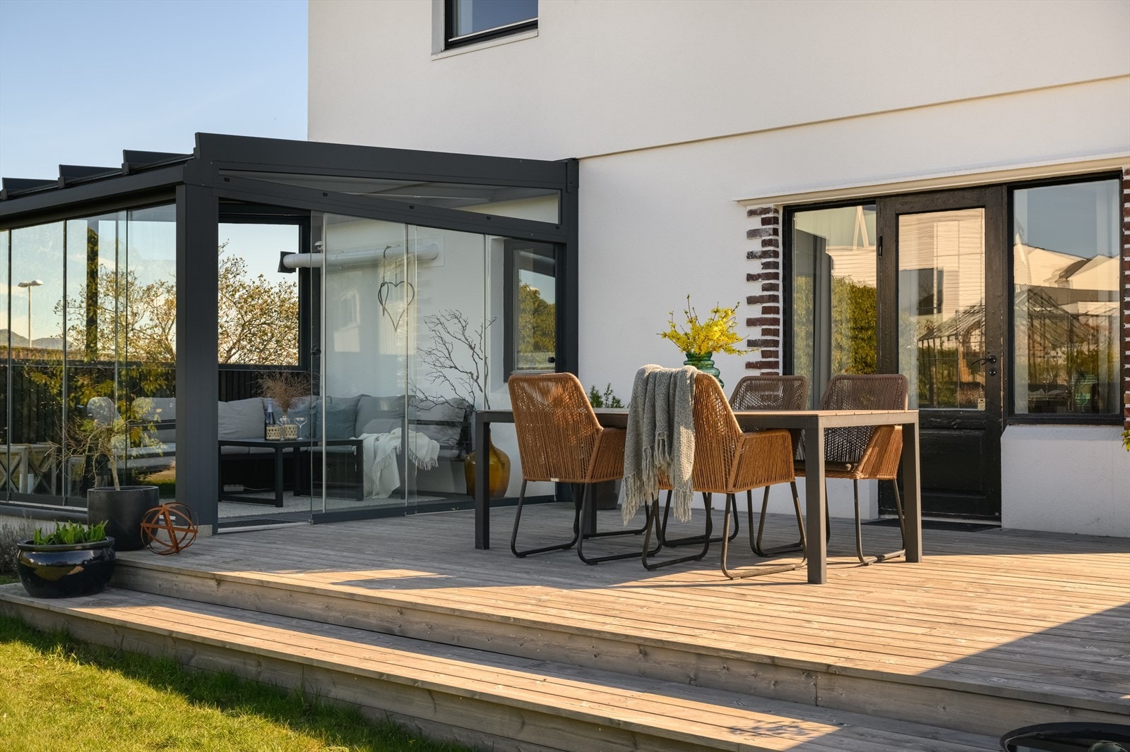 Stor terrasse med gode solforhold. Flott hagestue. Galleribilde