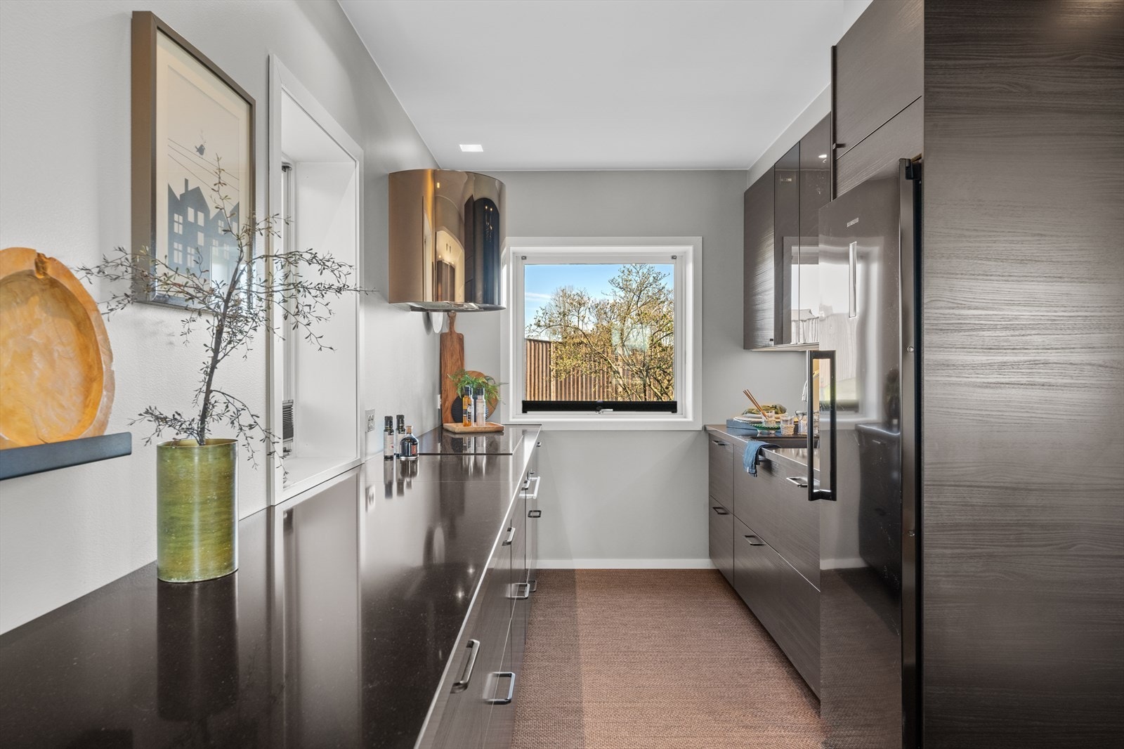 Sammen med en egen spisestue utgjør kjøkkenet et åpent og innbydende allrom Galleribilde