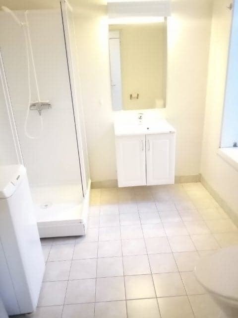 Moderne bad med fliser og oppvarmet gulv. Galleribilde