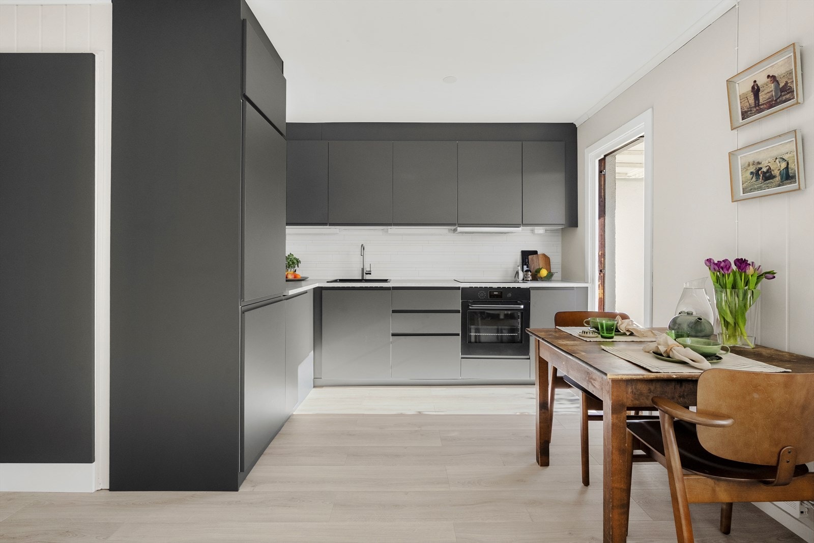 I tillegg til god plass til sofa i stua, gjør rommets utforming det til at du også vil ha rikelig med plass til spisebord. Galleribilde