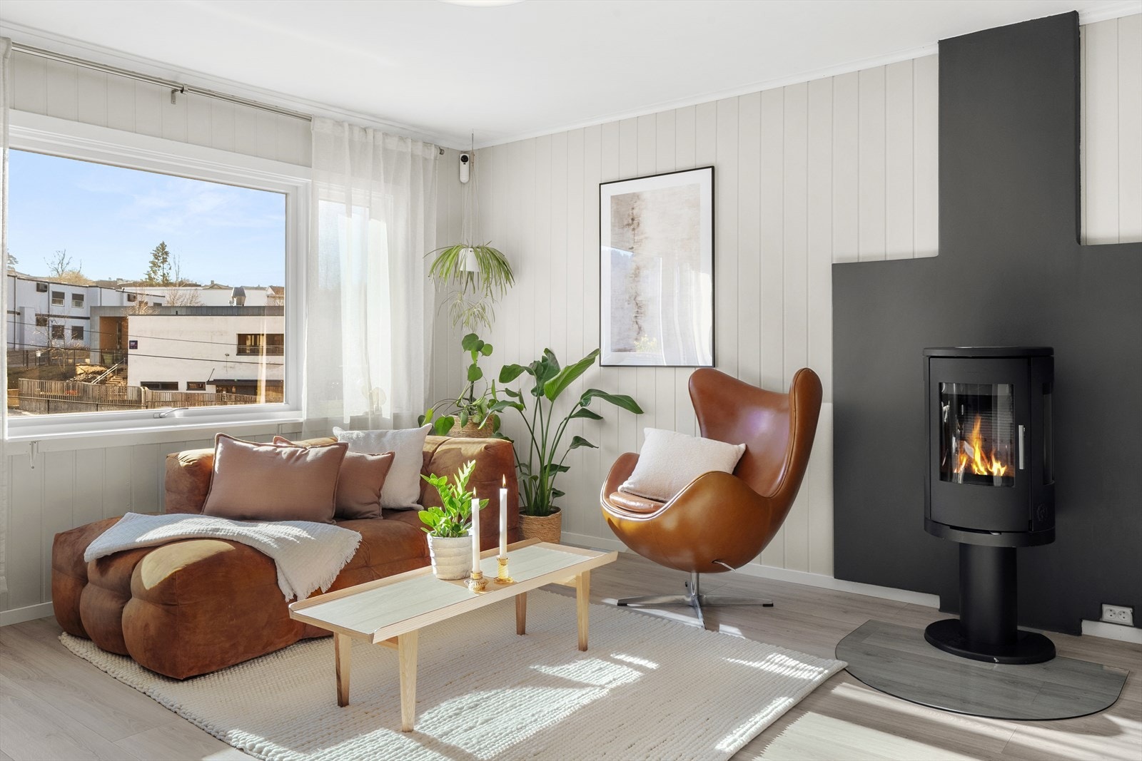 Store vindusflater bidrar til en god og lys leilighet. Galleribilde