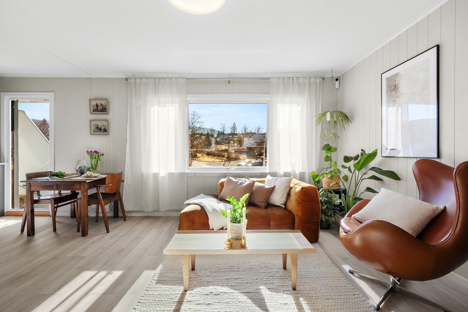 Leiligheten har moderne vinduer, produsert i 2018, som bl.a bidrar til god varmeisolasjon. Galleribilde