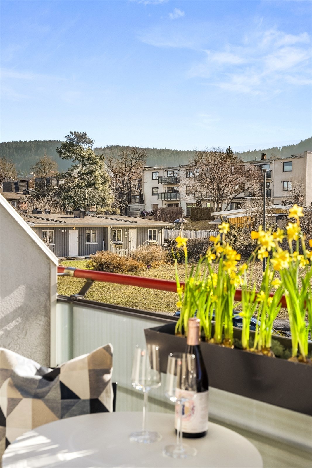 I sommerhalvåret fungerer balkongen som en naturlig forlengelse av stuen - perfekt for rolige kaffestunder eller sosiale sammenkomster. Galleribilde
