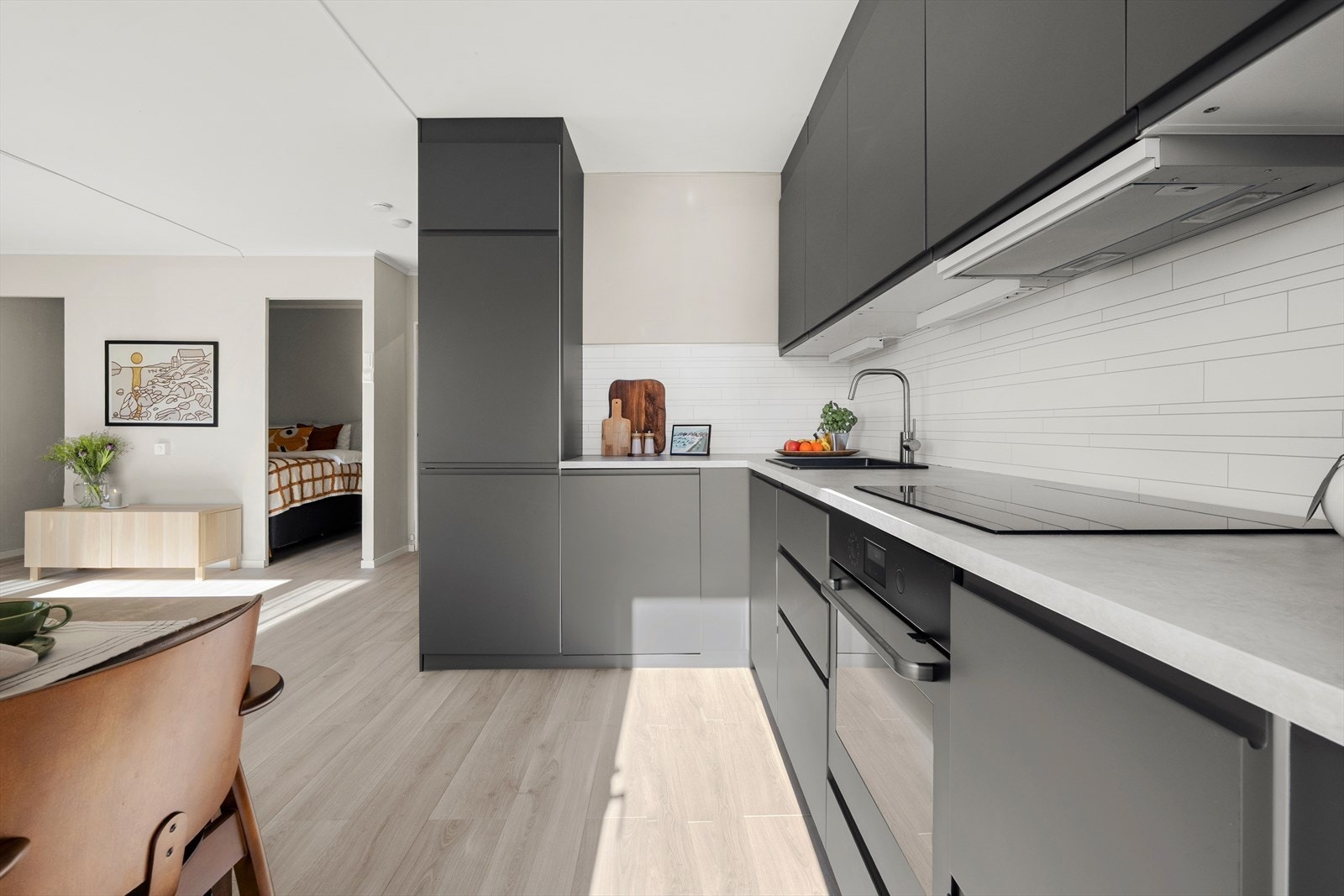 Stilrent IKEA-kjøkken fra 2023 med god skap- og benkeplass. Galleribilde