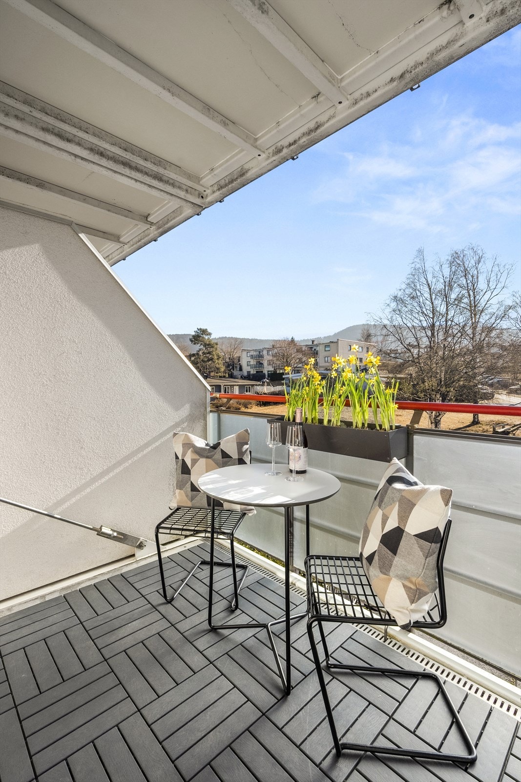 Balkongen har åpent utsyn og ingen sjenerende innsyn, og innbyr til å skape en koselig uteplass med møbler, planter og grill. Galleribilde