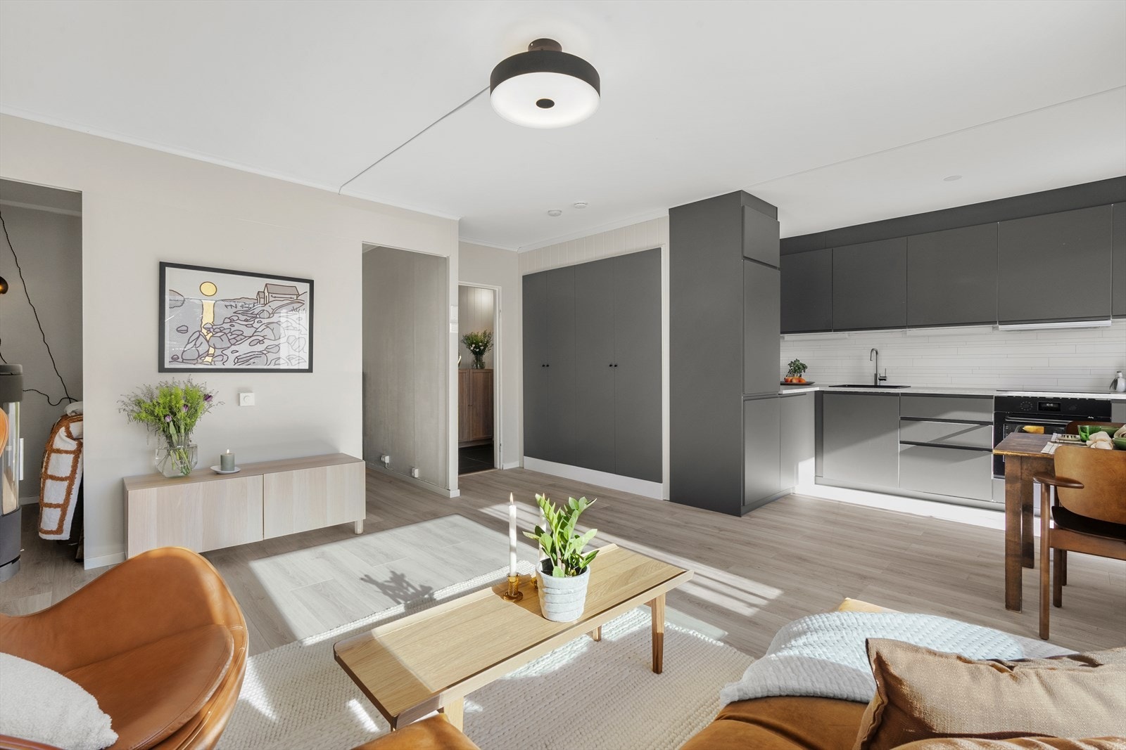 Leiligheten har en fantastisk planløsning med et svært romslig og godt oppholdsrom, bestående av stue og kjøkken. Det er godt med lagringsplass i skap til venstre fra kjøkkenet. Galleribilde