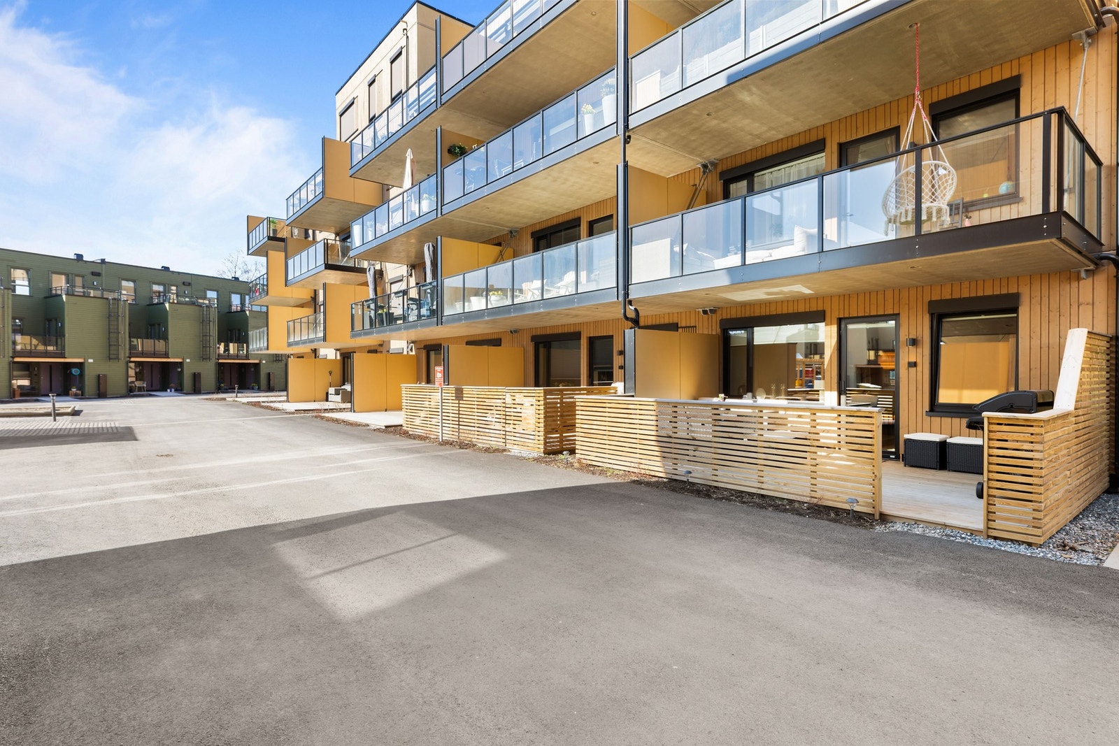 Det er mulighet til å bevege seg inn i leiligheten fra markterrassen, praktisk om barna vil løpe bort til lekeplassen! Galleribilde