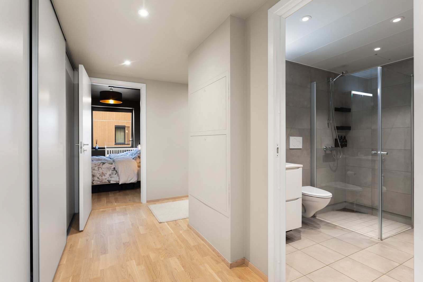 Innbydende entré med god plass til å sette fra seg sko og henge fra seg yttertøy i stor skyvedørsgarderobe. Galleribilde