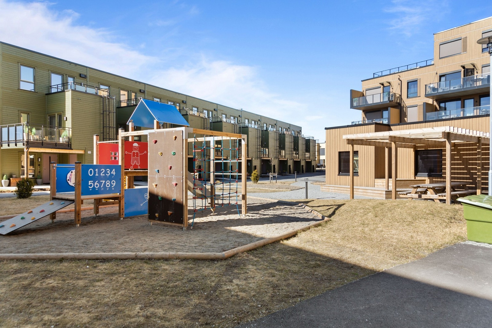 Hyggelige fellesområder i sameiet som er opparbeidet med plen, beplantning, benker og lekeapparater. Galleribilde