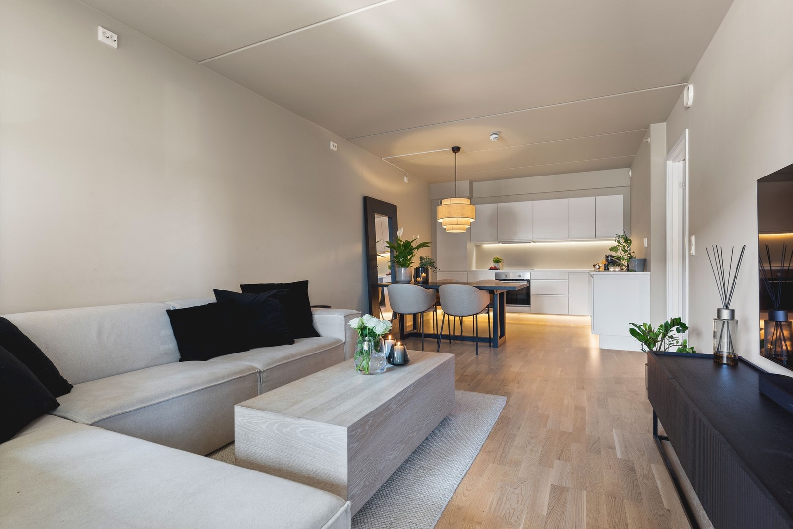 Lys og luftig stue med store vindusflater som slipper inn rikelig med naturlig lys. Galleribilde