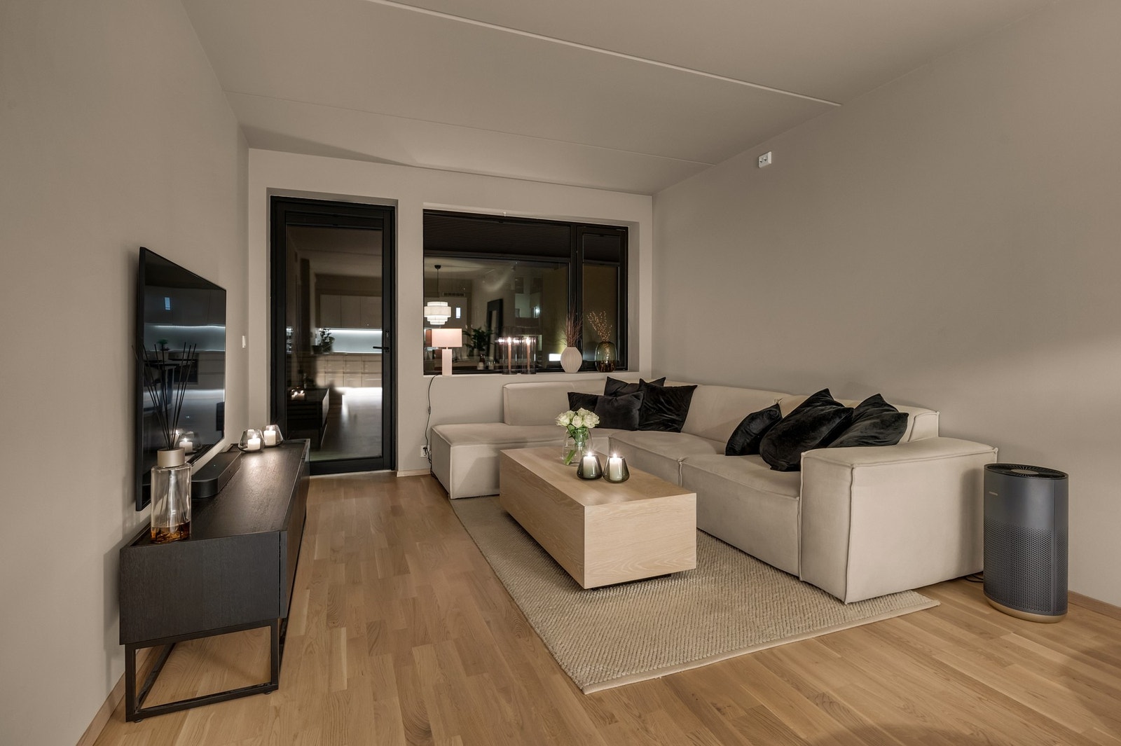 Tidløs trestavs parkett og vannbåren gulvvarme i alle rom. Galleribilde