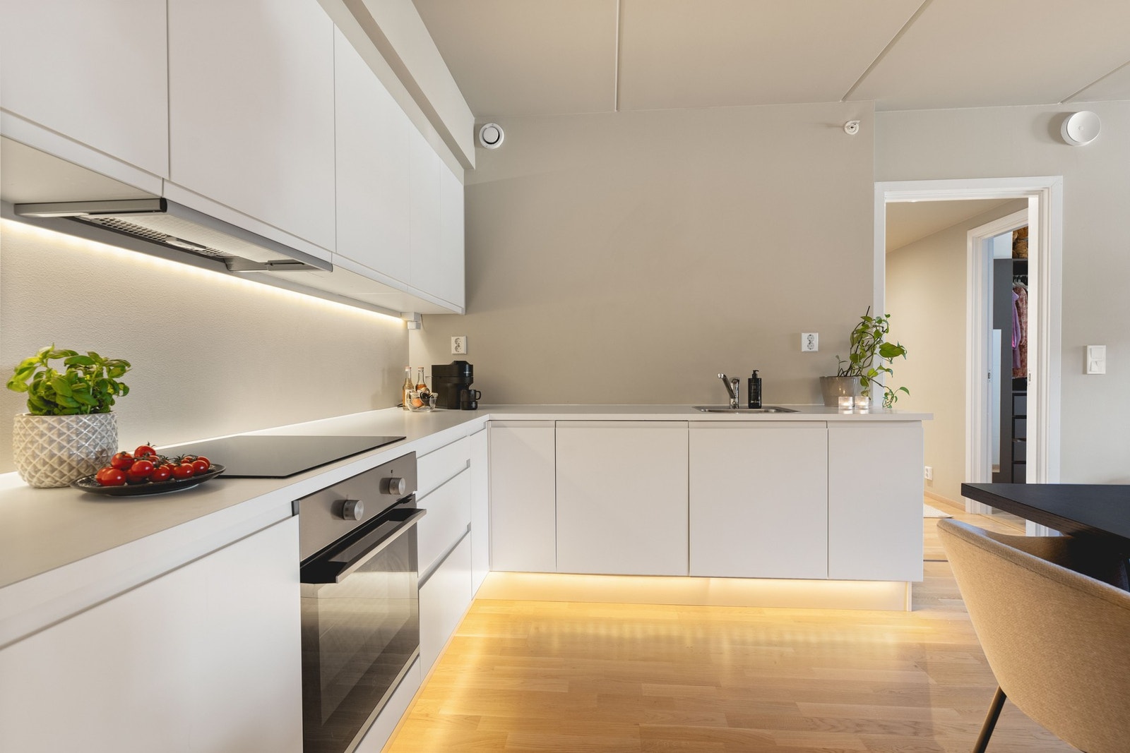 Lekker Norema kjøkkeninnredning fra 2023 med glatte fronter og laminat benkeplate. Galleribilde