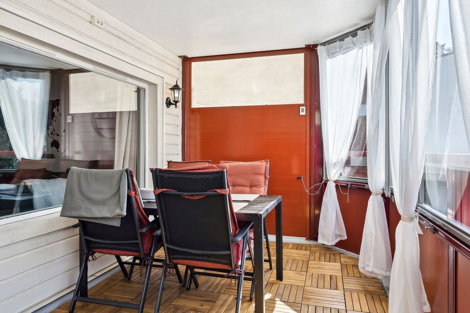 Innglasset balkong med direkte adgang fra stue Galleribilde