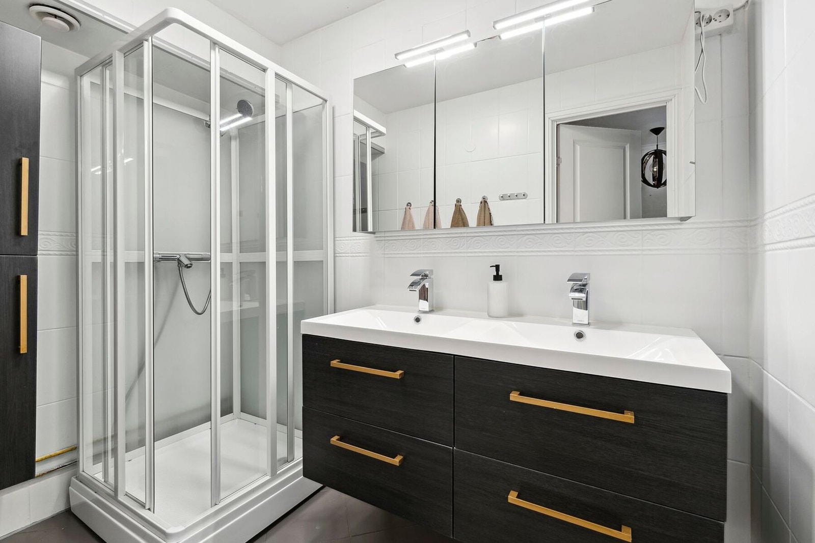 Stilrent baderom med moderne dusjløsning og dobbel servant - både praktisk og elegant! Galleribilde