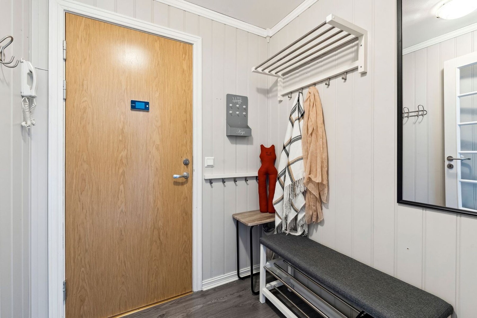 Entré med god plass til å henge fra seg yttertøyet Galleribilde