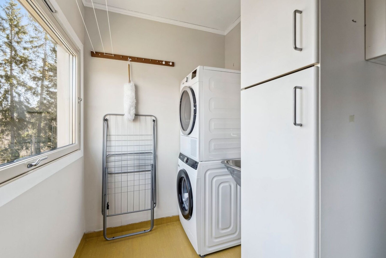 Lyst og praktisk vaskerom med god oppbevaringsplass og egen utslagsvask Galleribilde