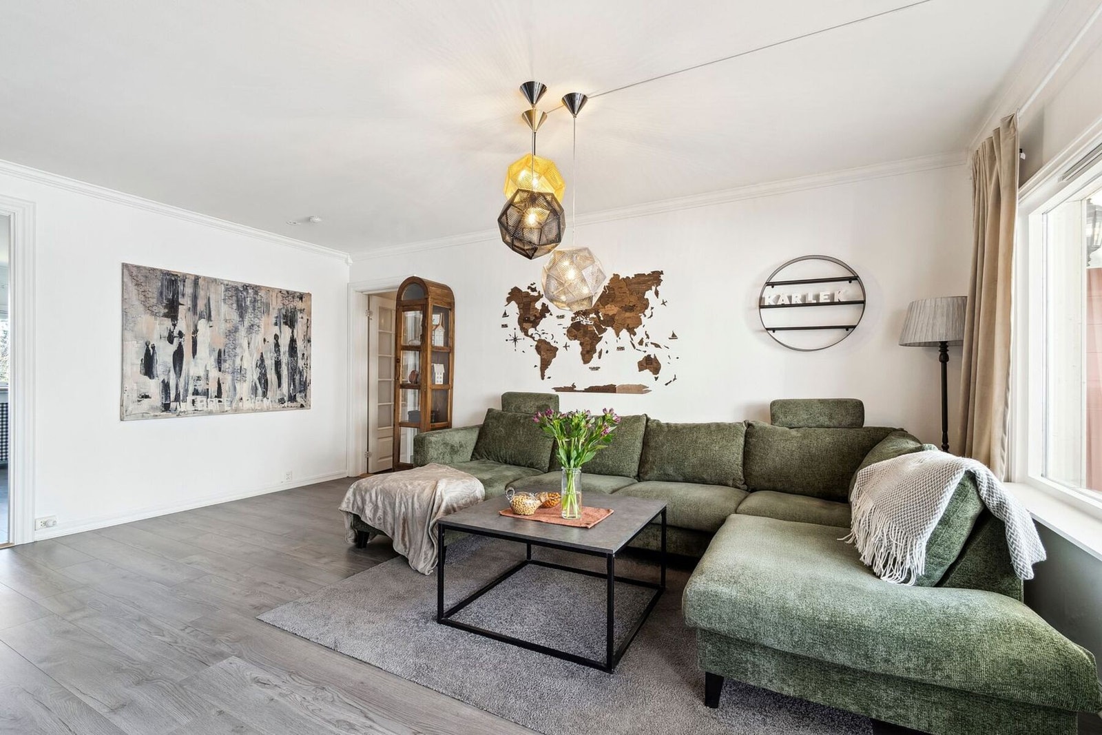 Store vindusflater slipper inn rikelig med naturlig lys Galleribilde