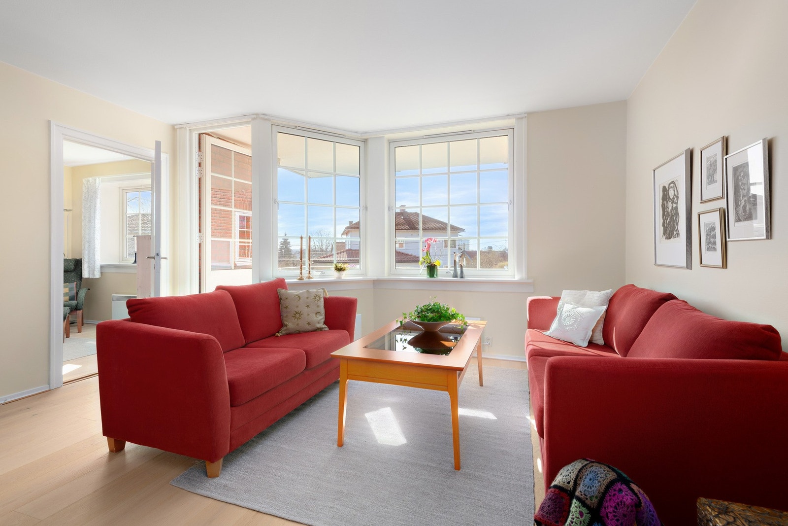 Leiligheten har store vindusflater som gir rikelig med naturlig lysinnslipp. Galleribilde