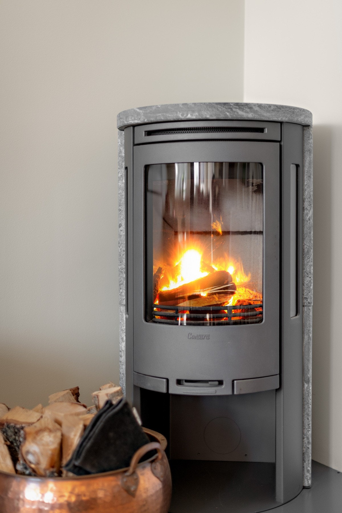 Det er satt inn en peisovn kledd med kleberstein. Galleribilde