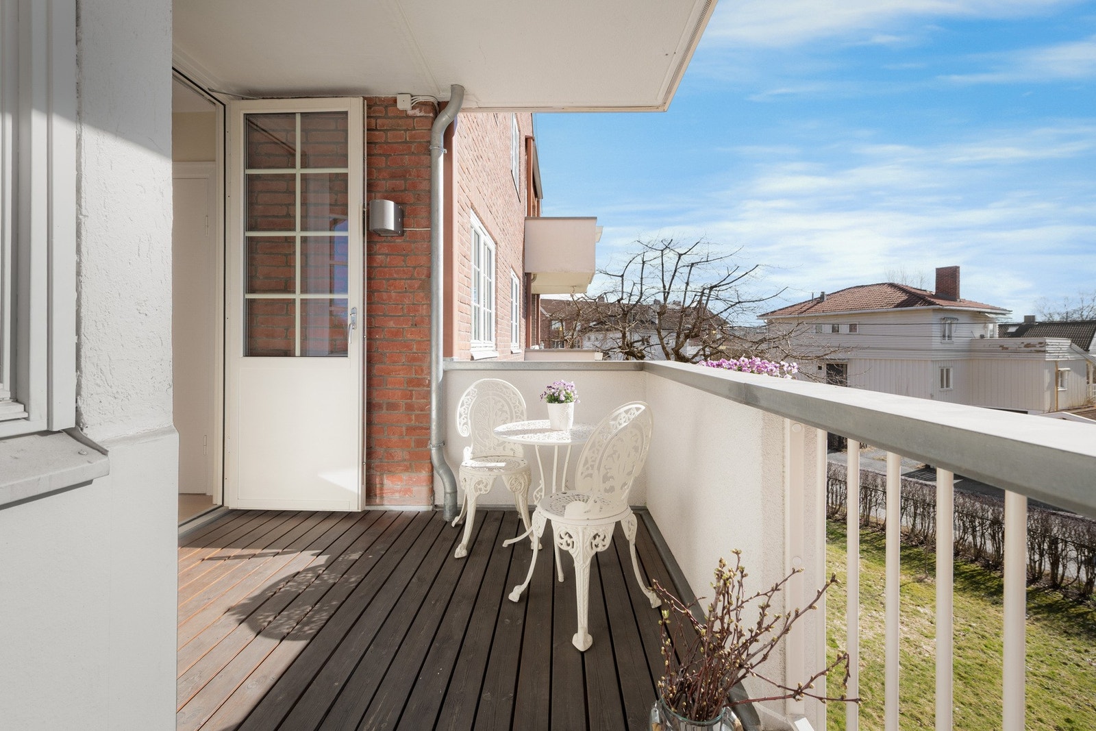 Balkongen har sol fra morgen til tidlig ettermiddag, og den skjermede utformingen gir et lunt og behagelig rom for avslapning på varme sommerdager. Galleribilde