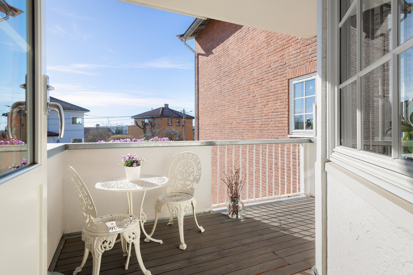 Stuen åpner seg mot en innbydende hjørnebalkong på 7 kvm, som gir en naturlig forlengelse av oppholdsrommet. Galleribilde