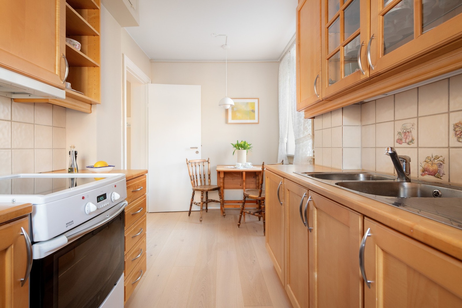 Kjøkkenet byr på rikelig med oppbevaringsplass og gode arbeidsflater. Galleribilde