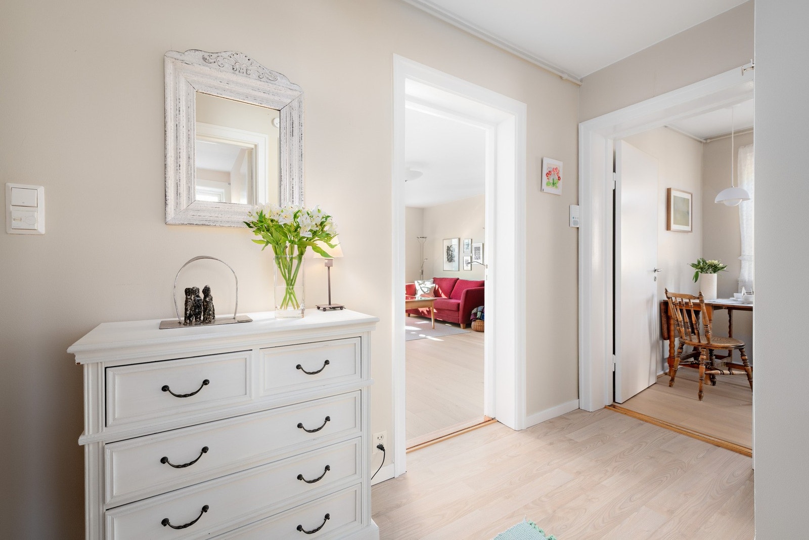 Den gjennomgående planløsningen bidrar til en lys og luftig atmosfære. Galleribilde