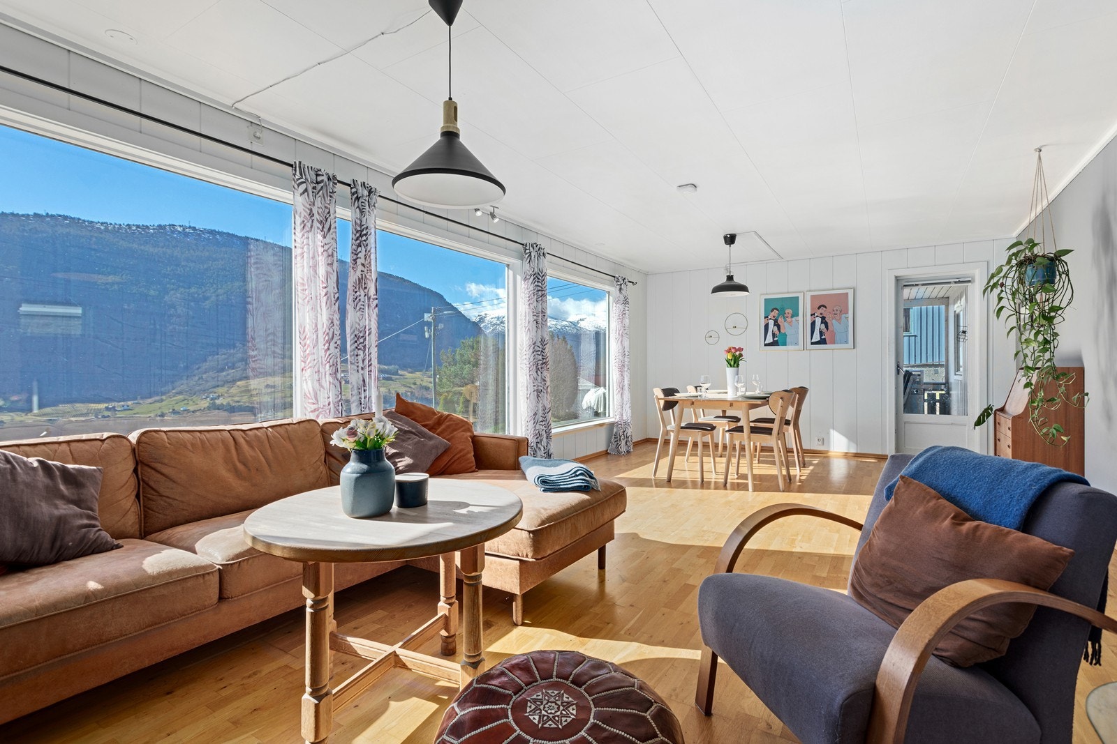 Velkomen inn! Stova er romsleg med god møbleringsfriheit for innreiing i ulike soner. Galleribilde