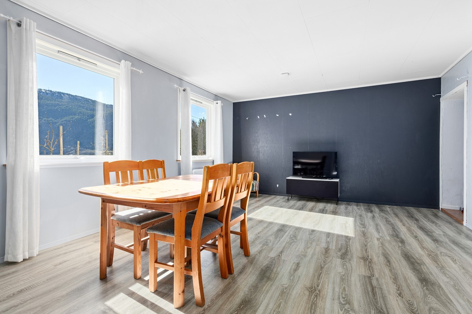 Hybelen inneheld stove, kjøkken, bad, toalettrom og eit soverom. Galleribilde