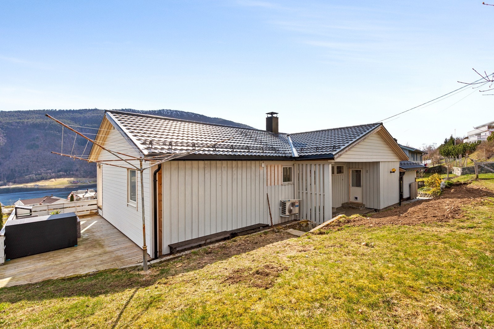 Uteområdet har fint plenområde både på oppsida og nedsida av bustaden, samt variert beplantning med både frukttre, busker og planter. Galleribilde
