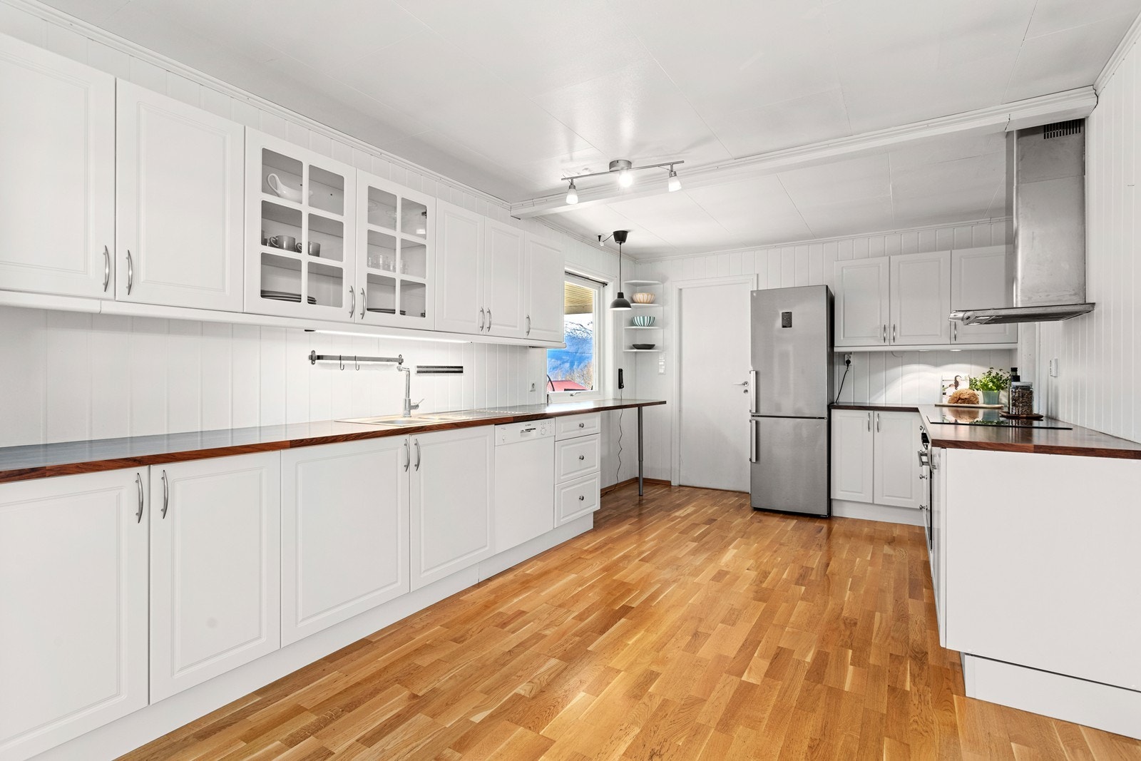 Kjøkkenet er plasseffektivt og har svært god skap- og benkeplass. Galleribilde