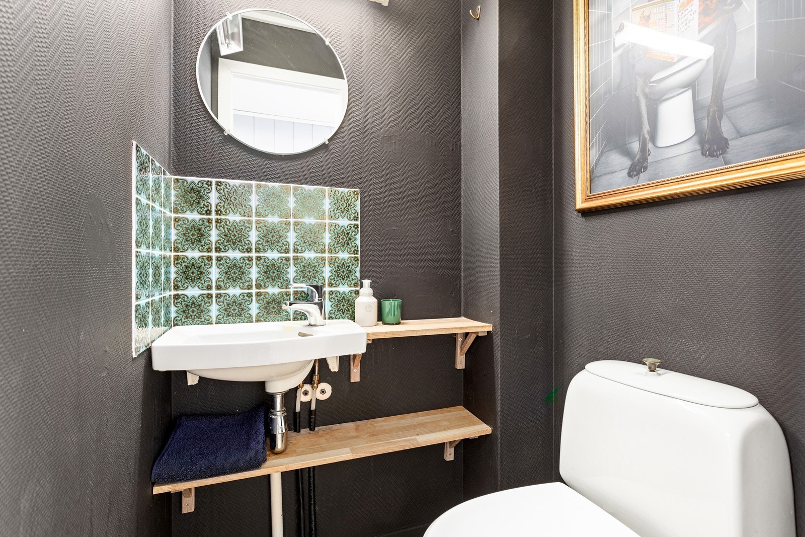 Toalettrom med enkel servant og golvmontert toalett. Galleribilde