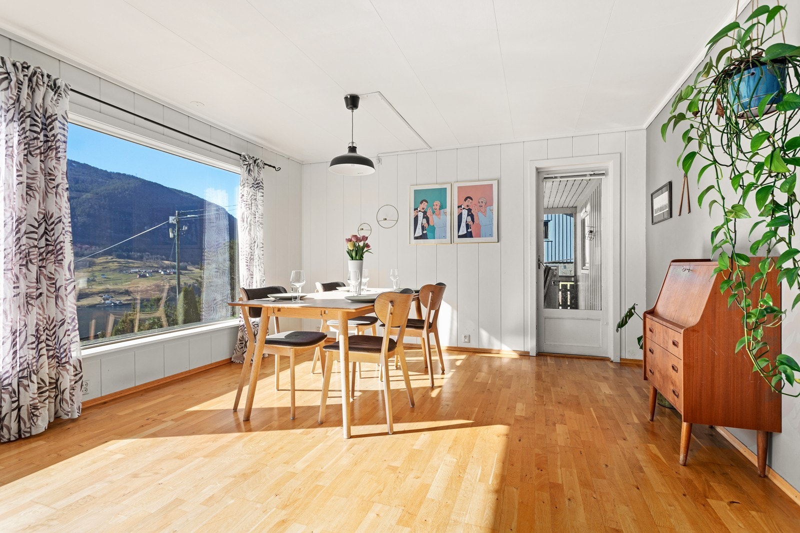 Gode vindaugsflater gir mykje naturleg lys inn i rommet. Galleribilde