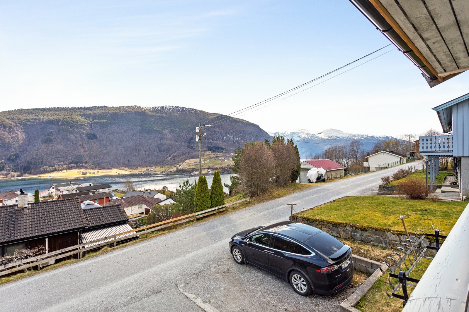 Det er omlag 15 minutt køyretid til Sogndal og det same til Leikanger. Norane Oppvekstsenter (barnehage og 1-7. skule) ligg ca. 4 km frå eigedomen. Ved oppvekstsenteret er det også idrettsanlegg med grusbane, tennis- og skøytebane, sandvollyballbane og sk Galleribilde