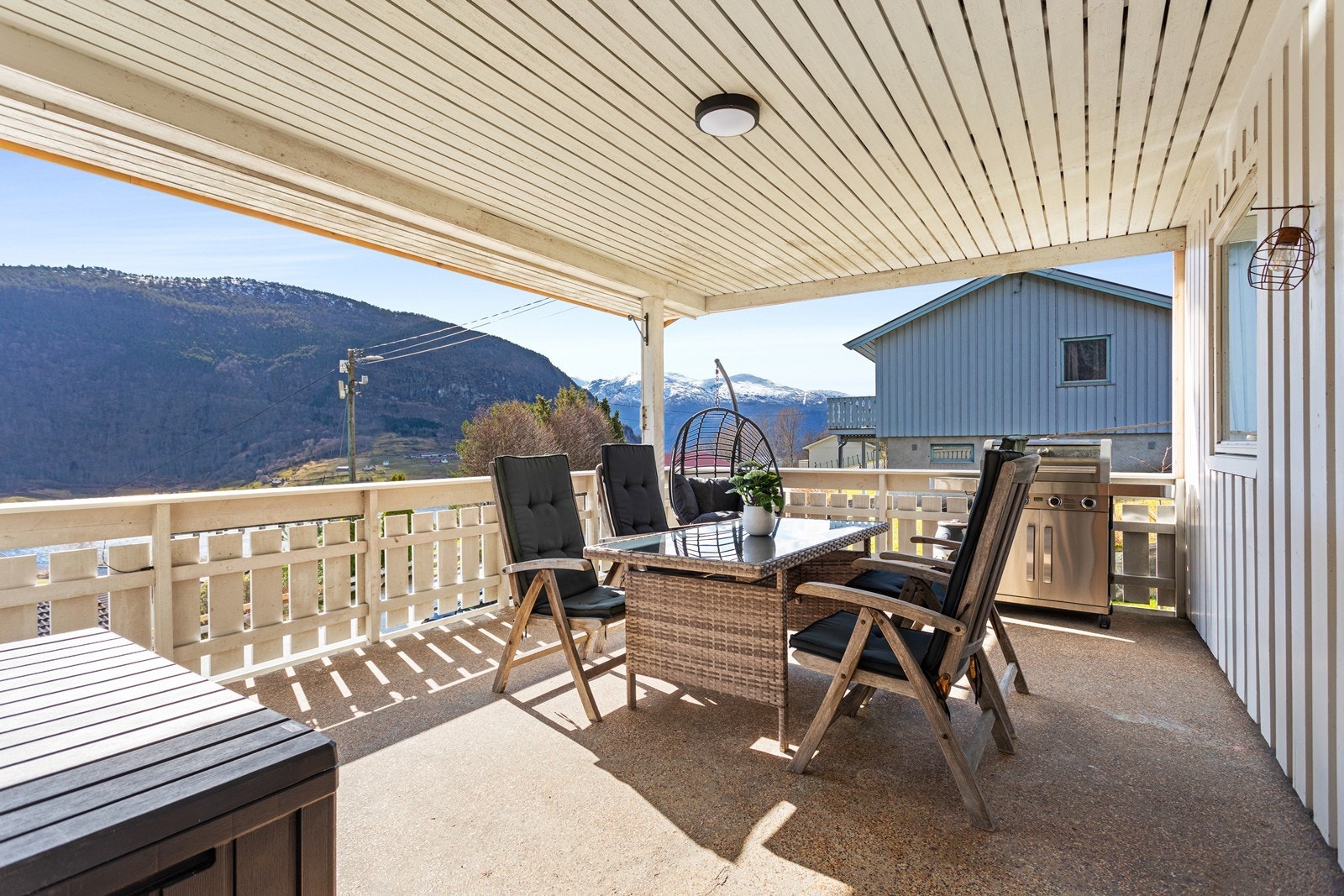 Frå stova er det utgang til ein flott overbygd uteplass - her er det perfekt å nyte grillsesongen og middagar utandørs. Galleribilde