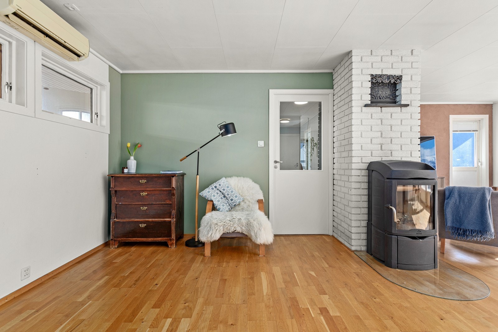 Med både varmepumpe og vedomn er ein sikra behageleg temperatur året rundt. Galleribilde