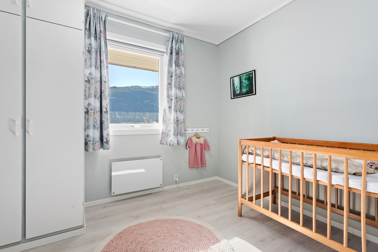 Soverom av god størrelse med plassbygd garderobeskap. Galleribilde