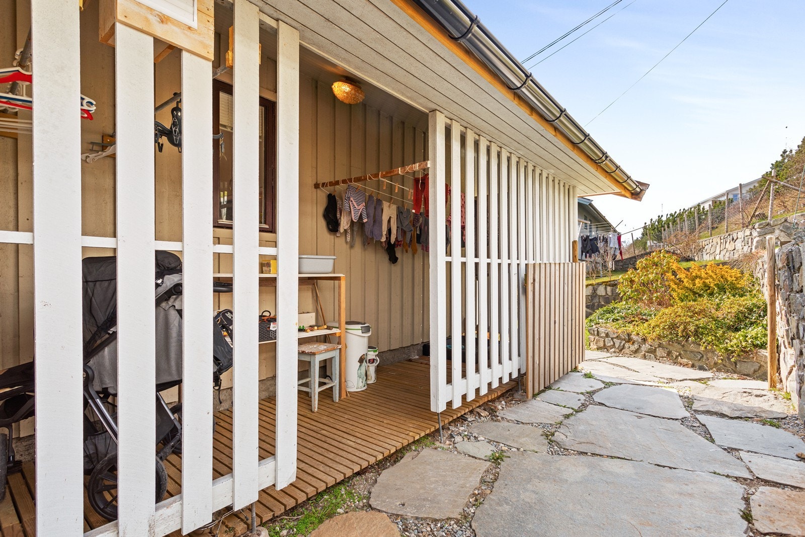 Praktisk overbygg med oppheng til tørking av klede. Galleribilde