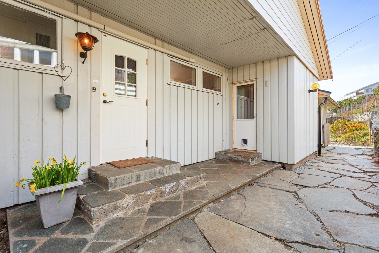 Inngangspartiet er hellelagt og har praktisk overbygg. Galleribilde