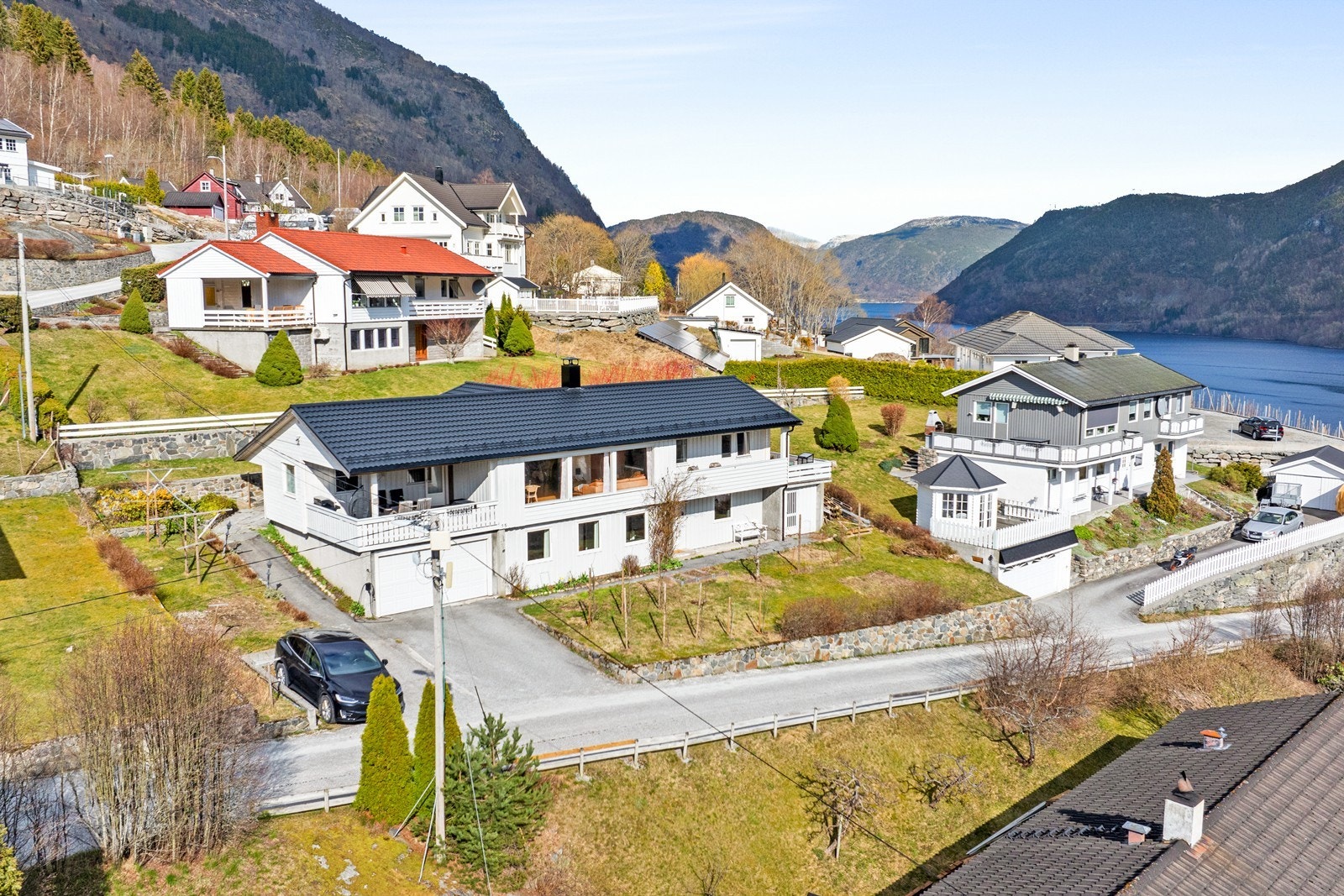 Ein innhaldsrik og familievenleg einebustad over to plan med pent opparbeida uteområde. Galleribilde