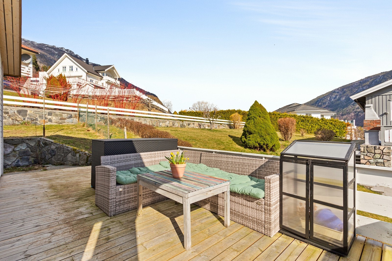 Verandaen strekker seg rundt hushjørnet byr på ein koseleg uteplass og tilkomst til hagen. Galleribilde