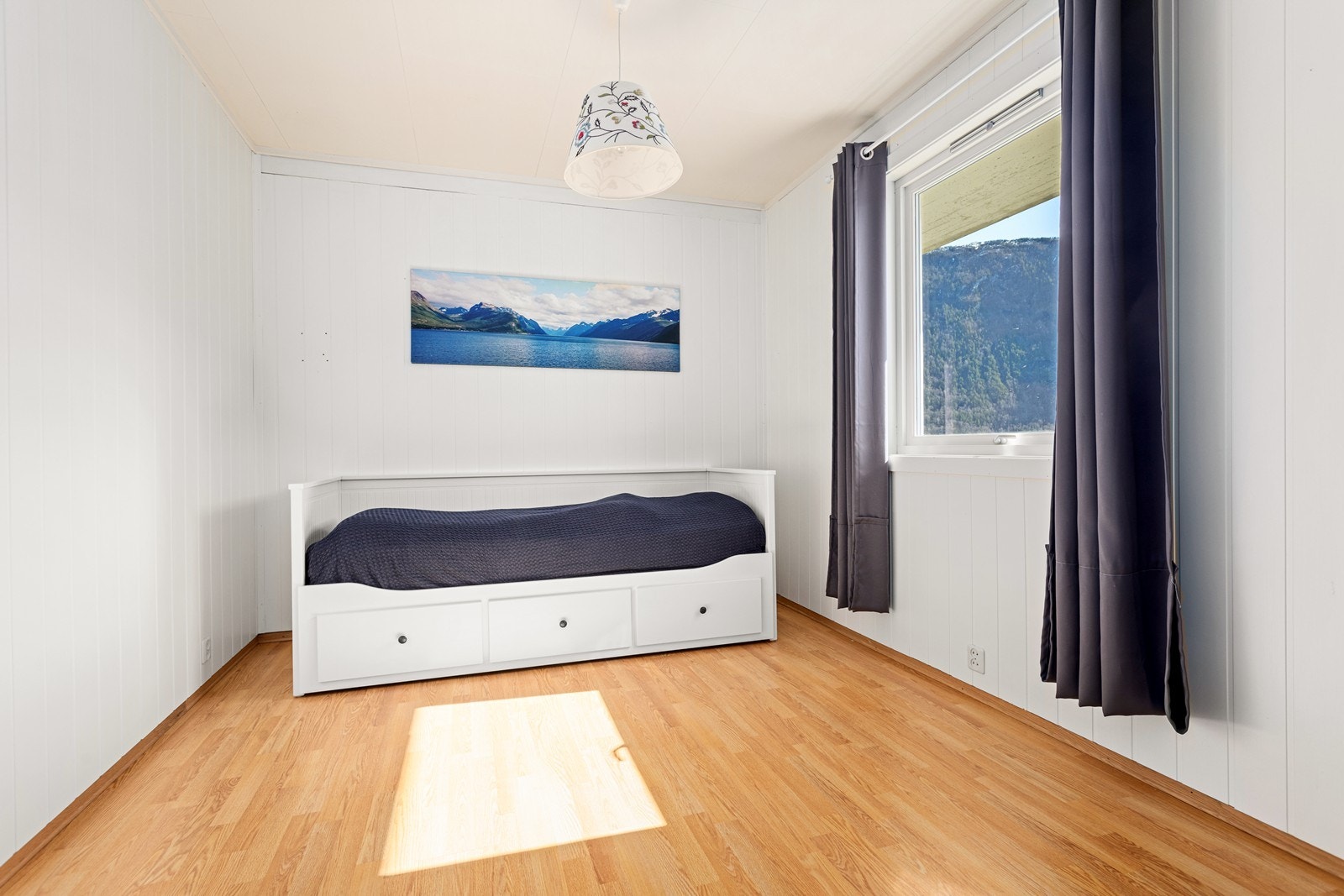 Soverom med plass til standard soveromsmøblement. Galleribilde