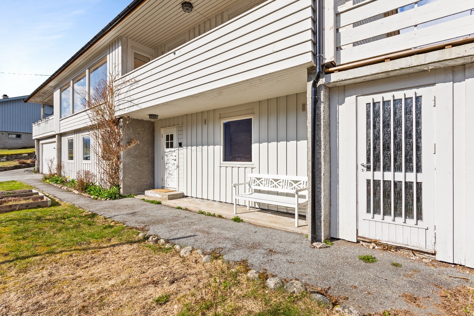 Bustaden har inngang på begge plan. I underetasje er det innreia ein hybel og bodareal. Galleribilde