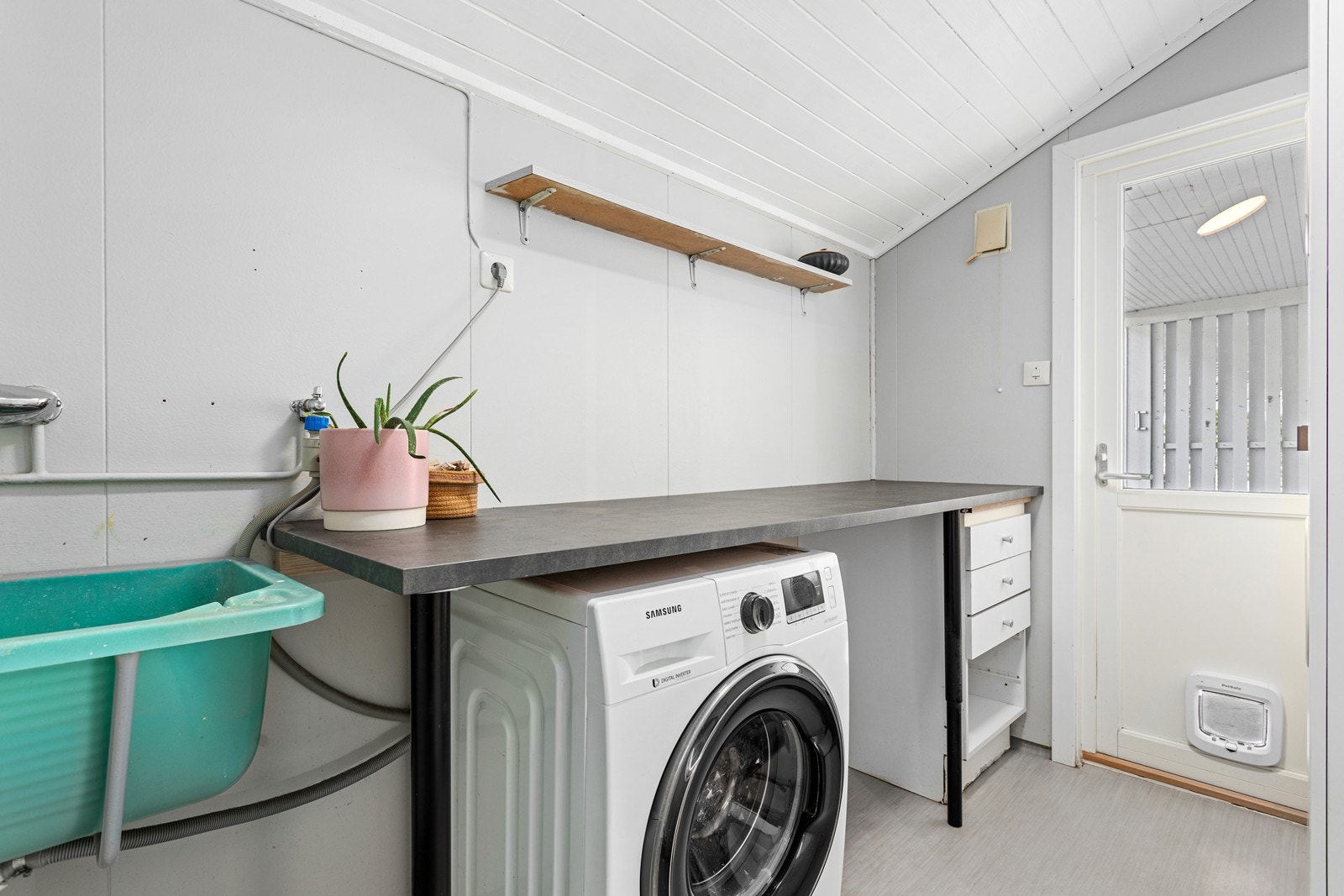 Separat vaskerom med både utvendig og innvendig tilkomst. Galleribilde