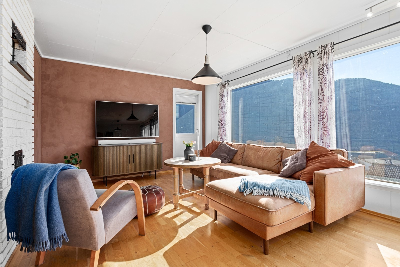 God plass til stor sittegruppe og tv-møbel. Galleribilde