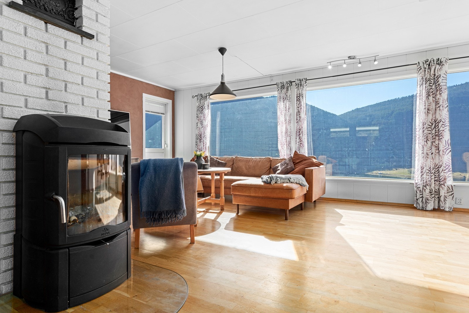 Dei store vindaugene gir eit flott utsyn over fjord og fjell. Galleribilde