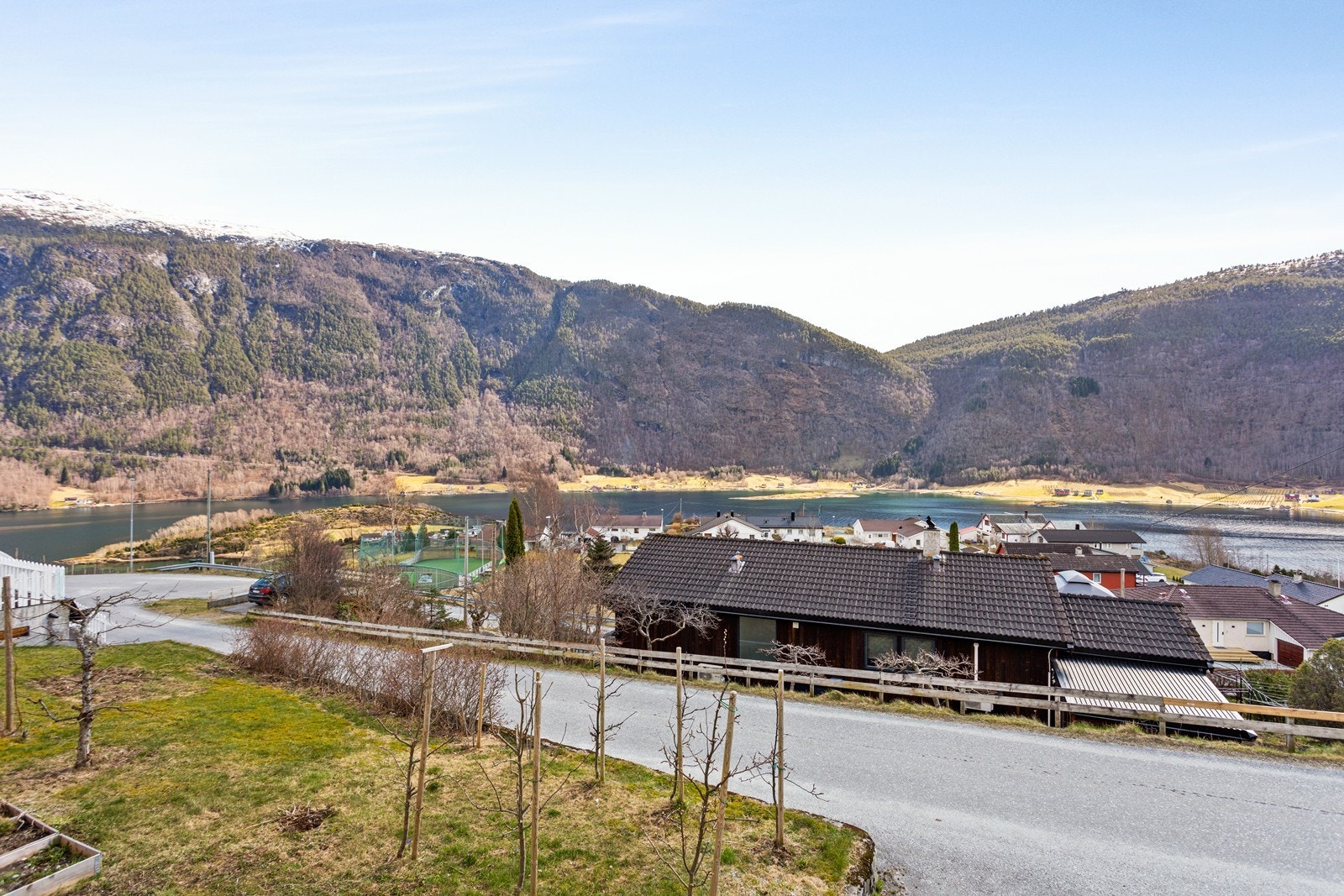 Bustaden har flott utsikt og gode solforhold. byggefeltet er det ein fint opparbeida leikeplass med ballbinge og diverse leikeapparat. Galleribilde
